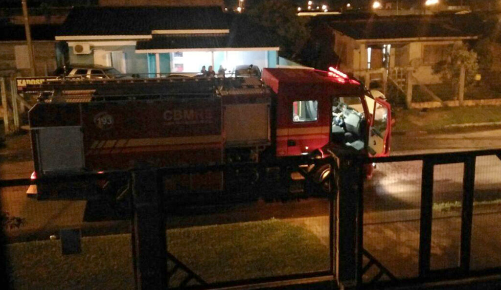 0511 CARRO INVADE CASA TRAMANDAÍ 2