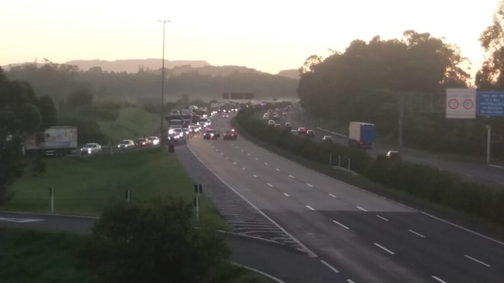 281218 CAMINHÃO TOMBADO FREEWAY