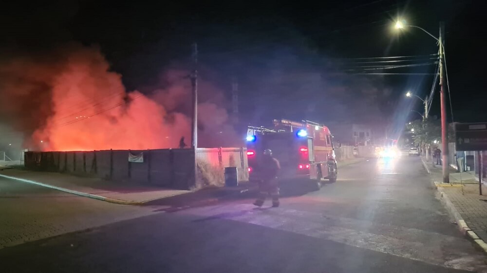 Incêndio destrói dezenas de veículos no depósito do Detran de Capivari