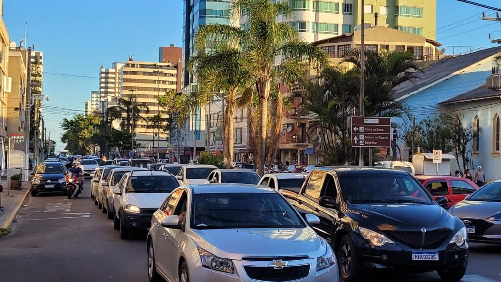 0301222 CONGESTIONAMENTO AVENIDA DA IGREJA TRAMANDAÍ
