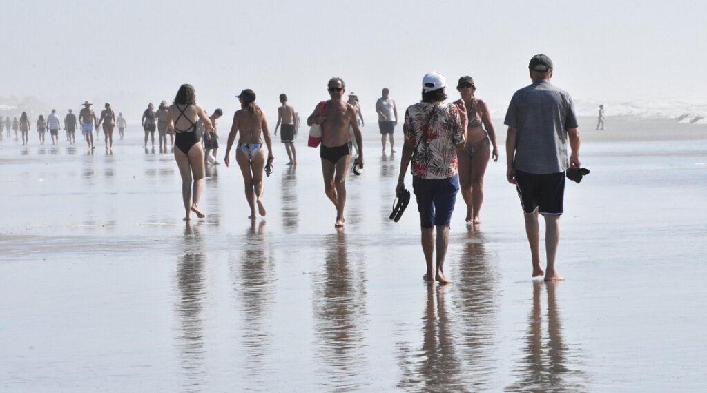 Ressaca De Carnaval Mar Est Agitado E Ondas Avan Am Na Faixa De Areia