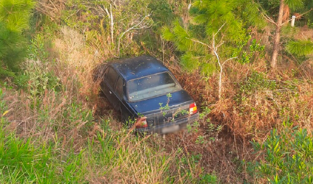 Carro Sai Da Estrada Do Mar E Vai Parar No Meio Do Mato Em Arroio Do