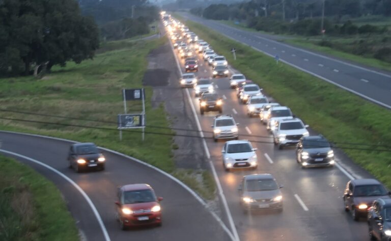 Motoristas Enfrentam Pontos De Congestionamento Na Sa Da Do Litoral