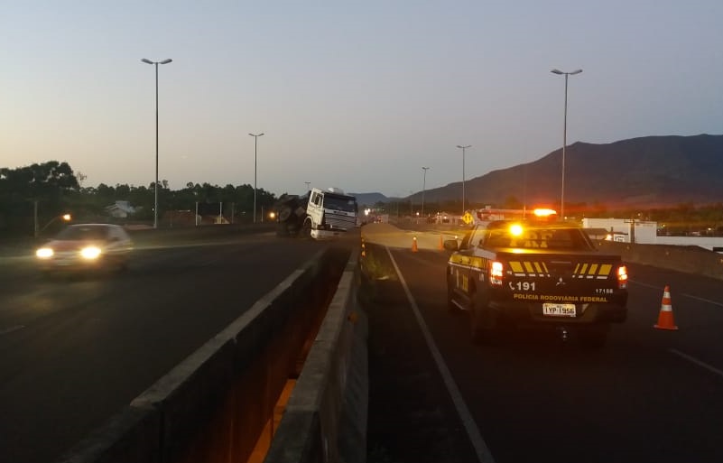 210219 CAMINHÃO TOMBA BR101