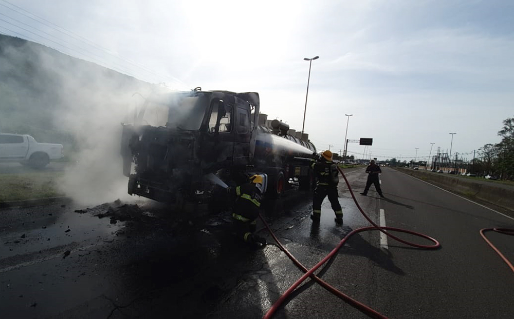 130619 CAMINHÃO TANQUE INCÊNDIO BR-101 OSÓRIO 2