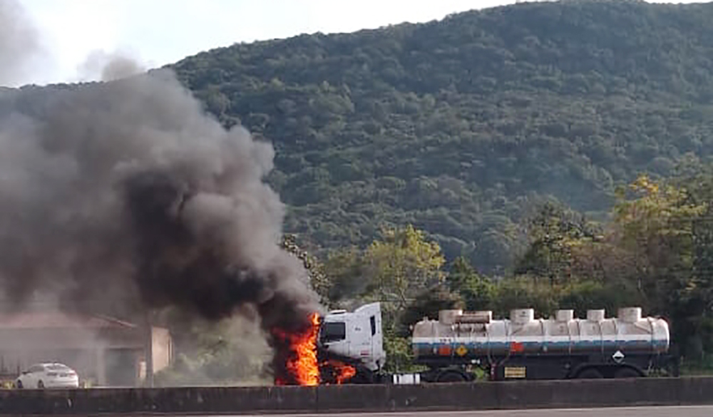 130619 CAMINHÃO TANQUE INCÊNDIO BR-101 OSÓRIO