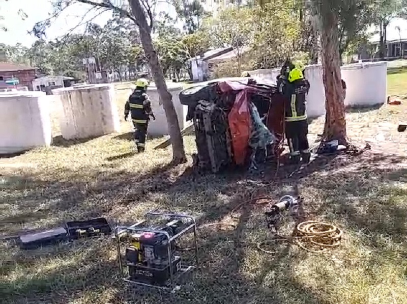 Bombeiros resgatam motorista após acidente na Estrada do Mar - Litoral