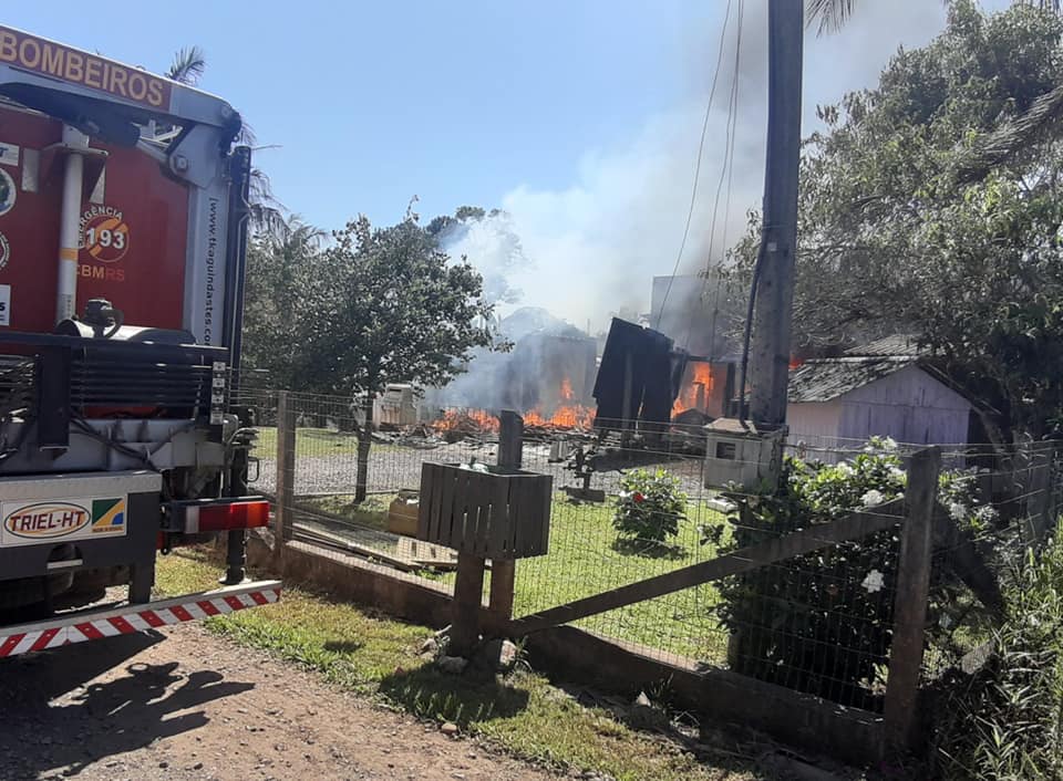 111220 INCÊNDIO CASA TRÊS CACHOEIRAS 2