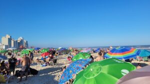 Sol e praia cheia em Tramandaí. Foto: Litoral na Rede