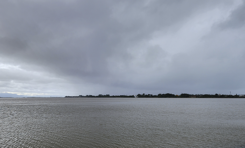 Chuva, garoa, vento, queda de temperatura e ainda enchente