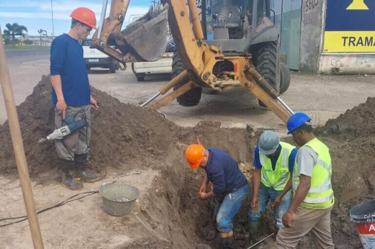 Obra de expansão da rede no bairro Cruzeiro dl Sul, em Tramandaí. Foto: Corsan / Divulgação