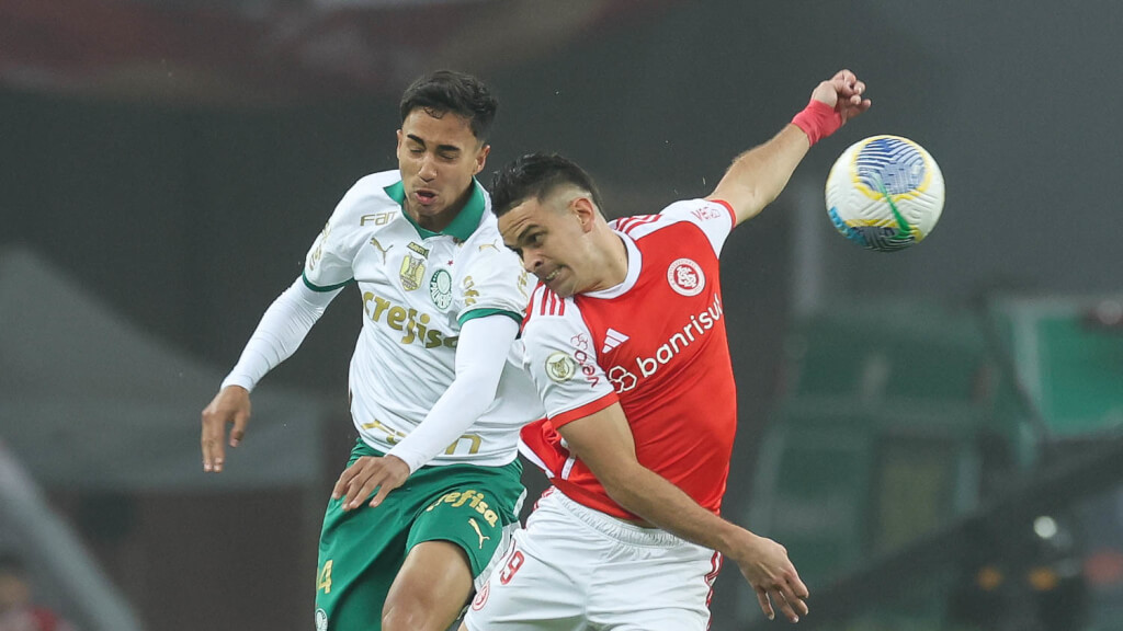 O jogador Vitor Reis, do Palmeiras, disputa bola com o jogador do Internacional, durante partida válida pela 21ª rodada, do Campeonato Brasileiro. Foto: Cesar Greco / SEP