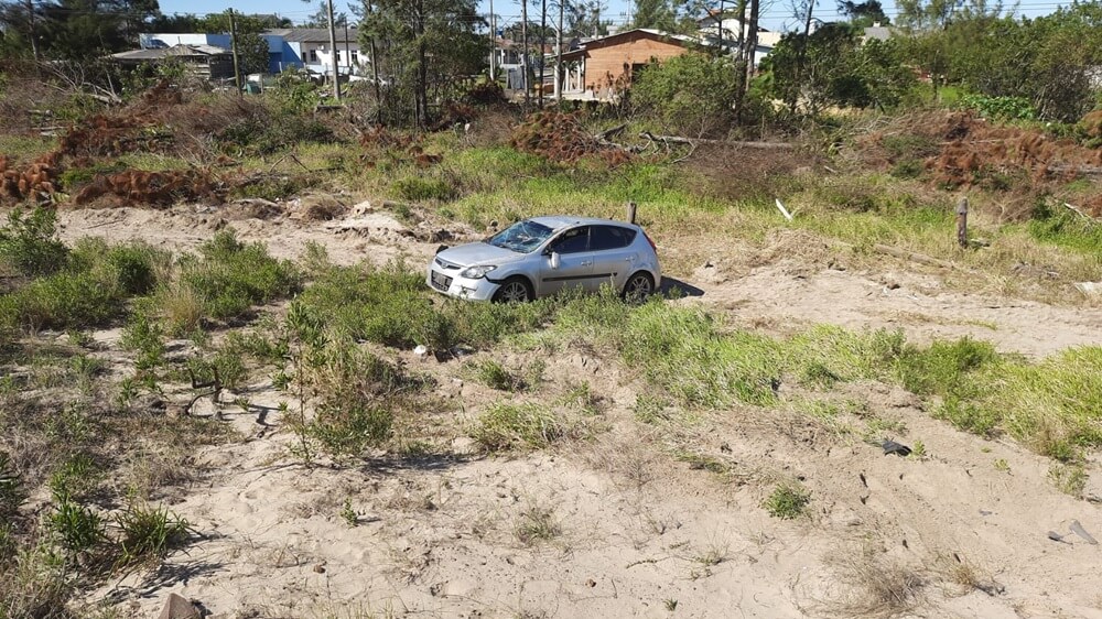 Carro parou em uma área na lateral da ERS-389, a Estrada do Mar, em Osório.