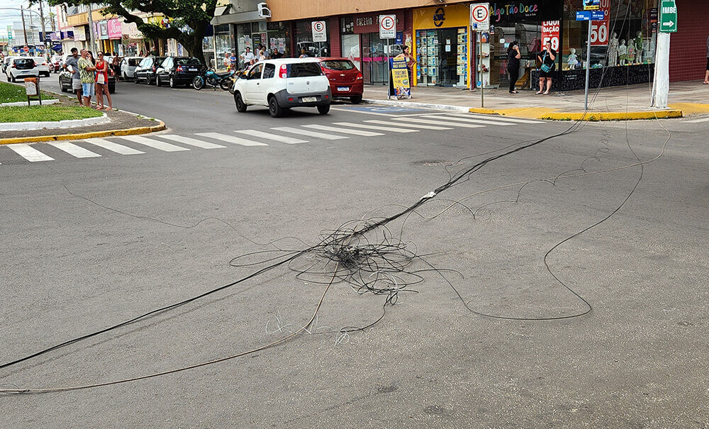 020225 CAMINHÃO CIRCO DERRUBA POSTES TRAMANDAÍ 3