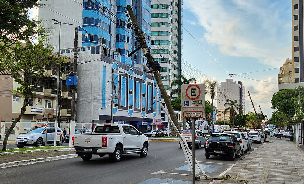 020225 CAMINHÃO CIRCO DERRUBA POSTES TRAMANDAÍ 4