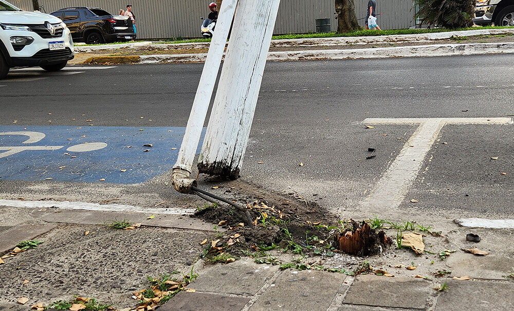 020225 CAMINHÃO CIRCO DERRUBA POSTES TRAMANDAÍ 5