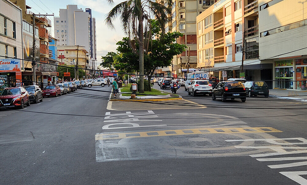 020225 CAMINHÃO CIRCO DERRUBA POSTES TRAMANDAÍ 8