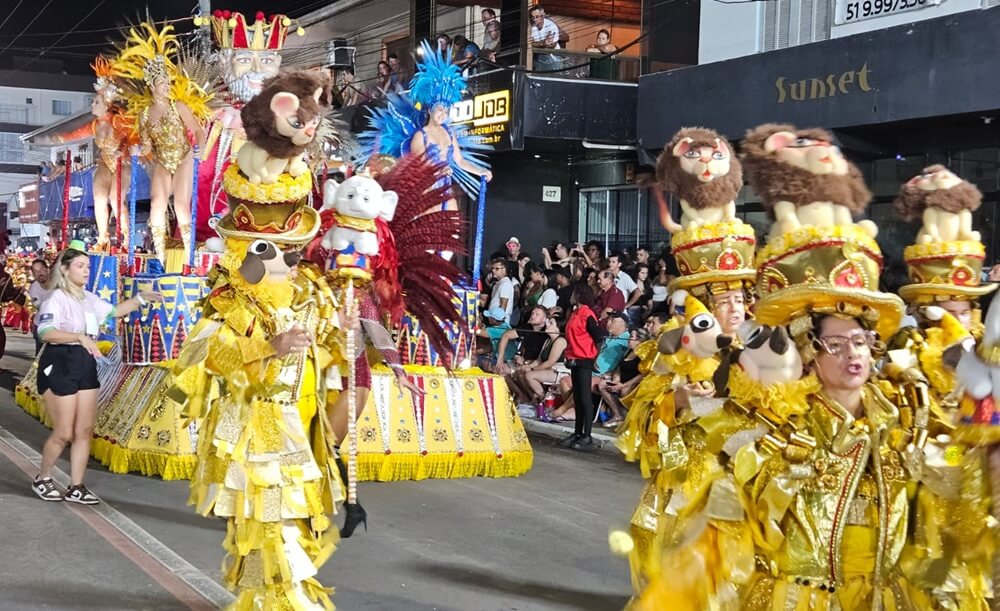 020325 CARNAVAL ARROIO DO SAL GIGANTES 3