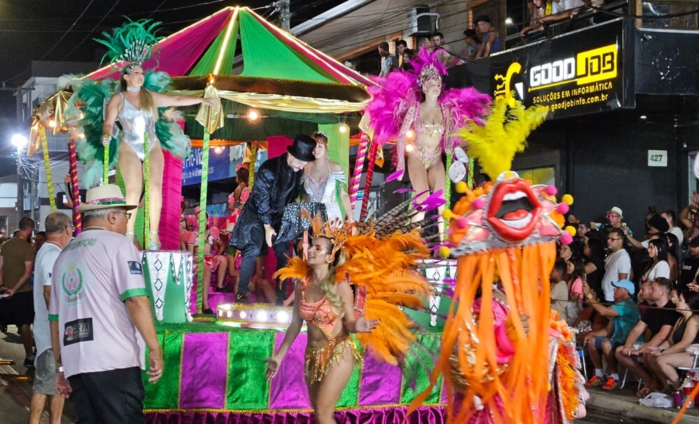 020325 CARNAVAL ARROIO DO SAL GIGANTES 4